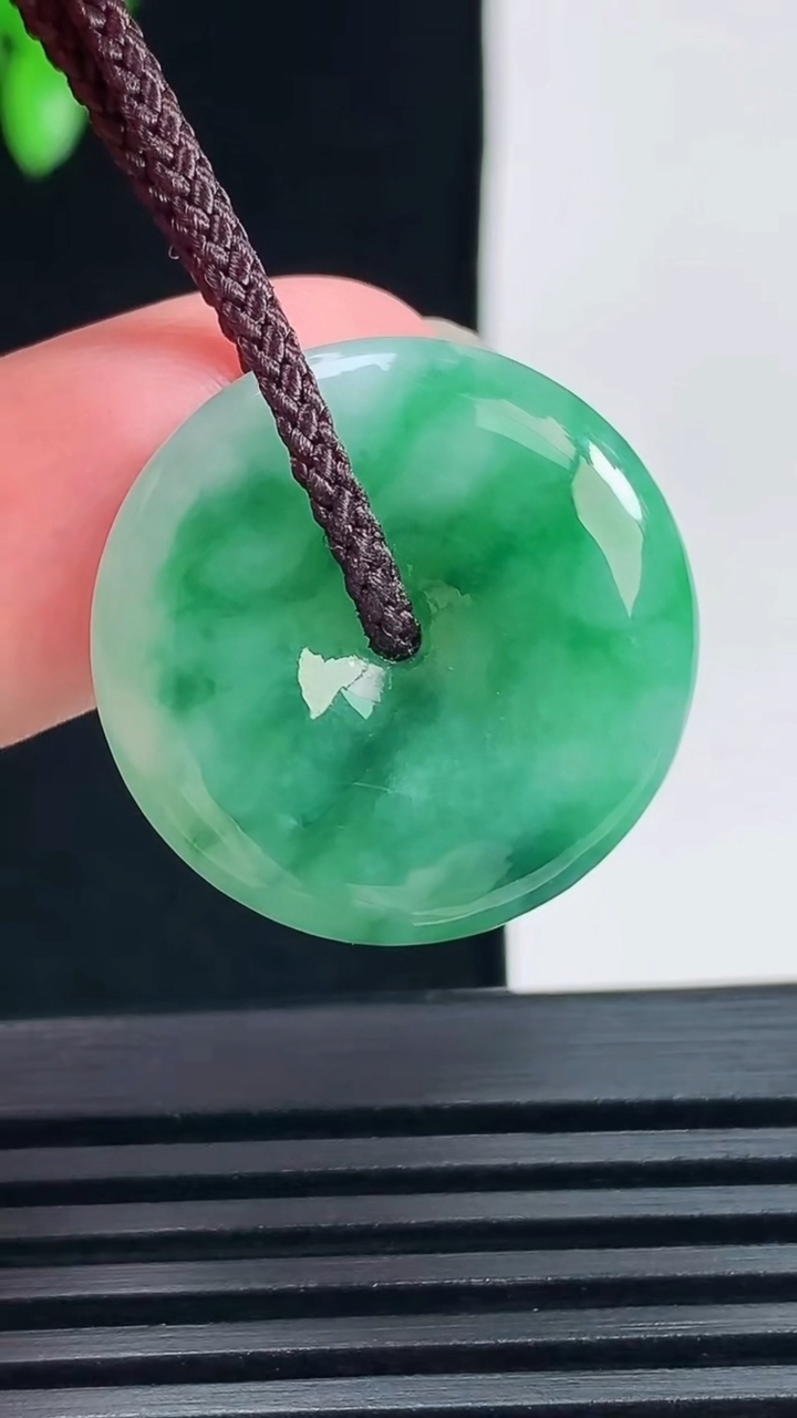 天然A货翡翠平安扣吊坠，尺寸23.6-5.2 重量:6.16g
6月18日