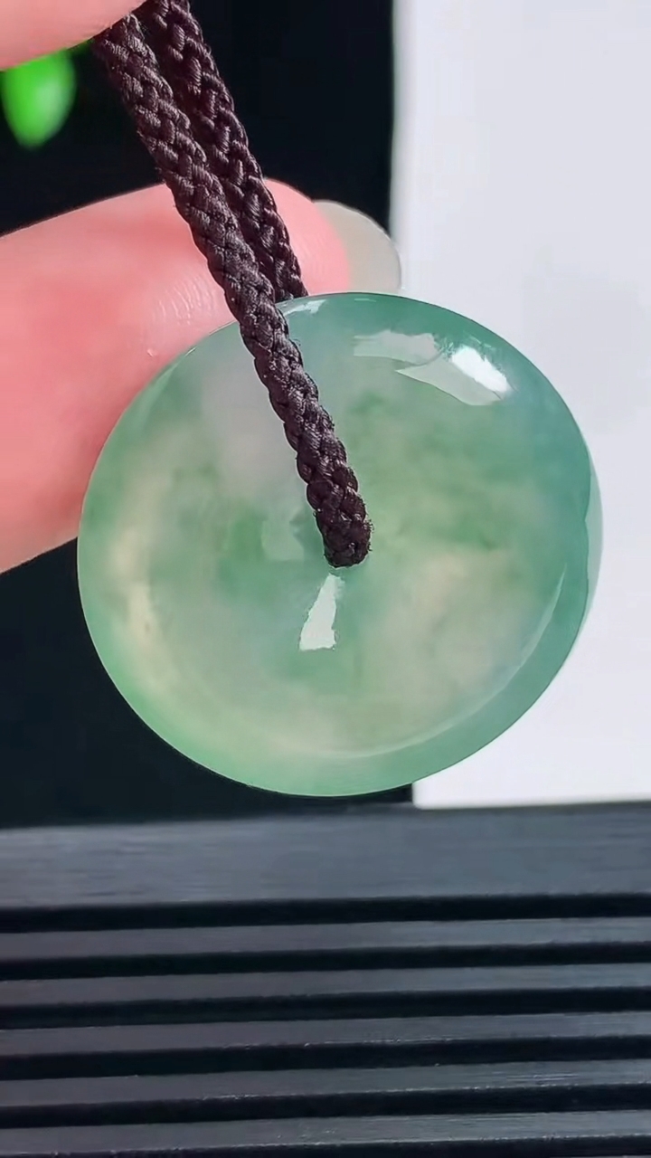 天然A货翡翠平安扣吊坠，尺寸25-6 重量:7.57g
6月18日