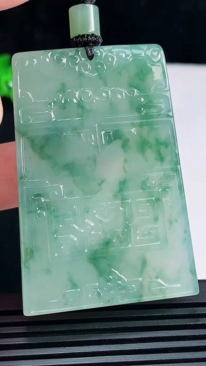 天然A货翡翠冰种飘花仿古无事牌吊坠，尺寸57-39.5-5.2 重量:39.79g
6月18日