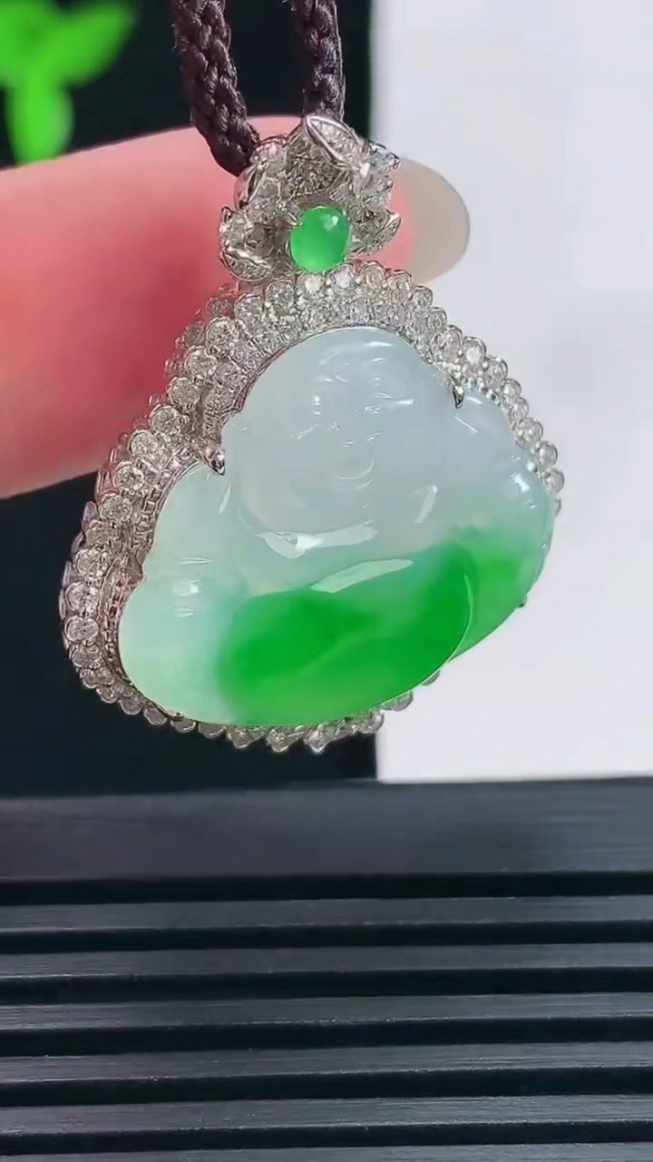 天然A货翡翠佛公吊坠，尺寸32-26.5-8.8，裸石19.5-23.5 重量:6.37g
6月18日