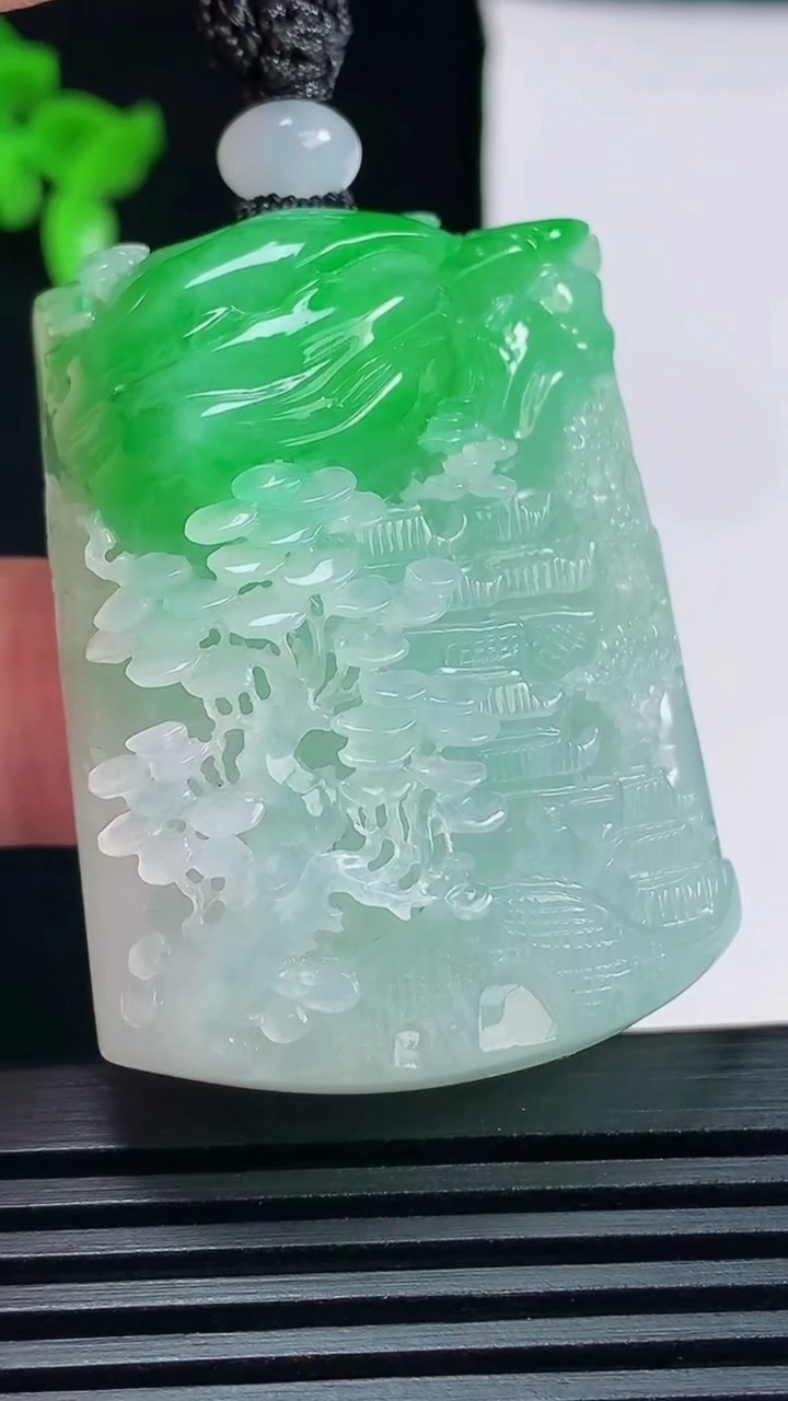天然A货翡翠山水牌吊坠，尺寸44.6-33-16.8 重量:46.03g
6月18日