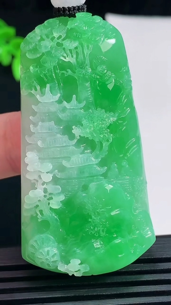 天然A货翡翠山水牌吊坠，尺寸57-30.6-10 重量:36.10g
6月18日