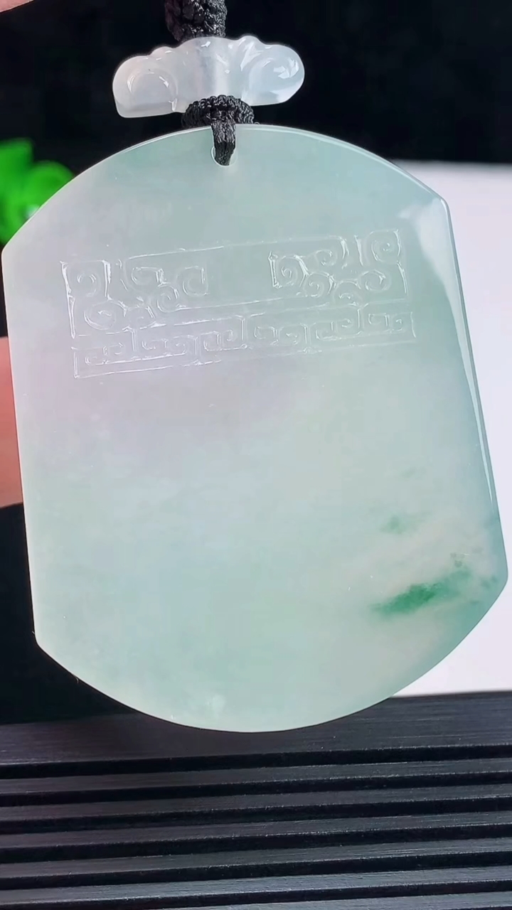 天然A货翡翠种飘花仿古无事牌吊坠，尺寸52.6-42-6.2 重量:45.63g
6月18日