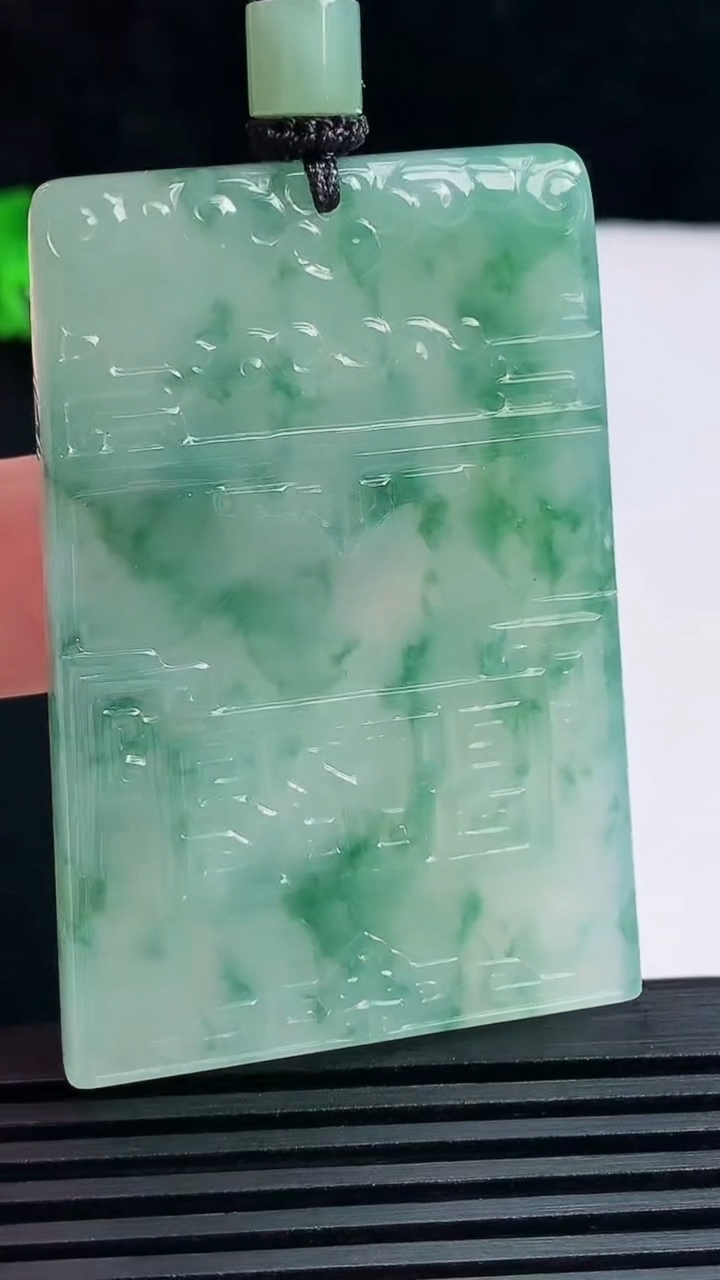 天然A货翡翠冰种飘花仿古无事牌吊坠，尺寸57-39.5-5.2 重量:39.79g
6月18日