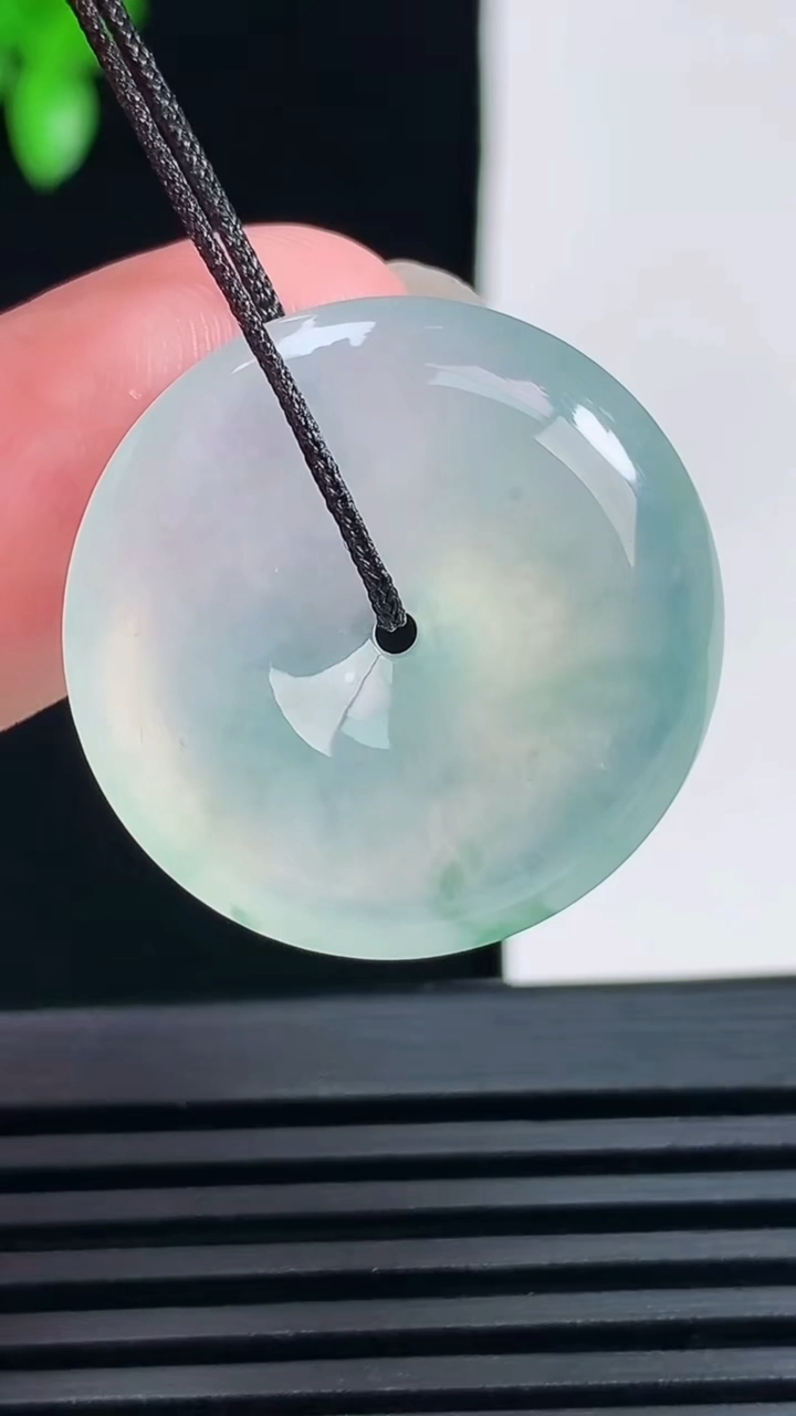 天然A货翡翠平安扣吊坠，尺寸25-5.6 重量:7.00g
6月18日