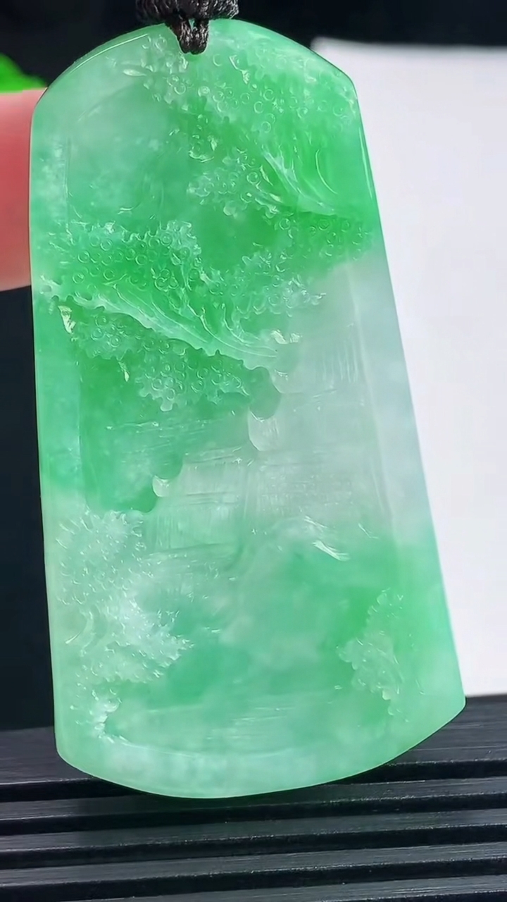 天然A货翡翠山水牌吊坠，尺寸57-30.6-10 重量:36.10g
6月18日
