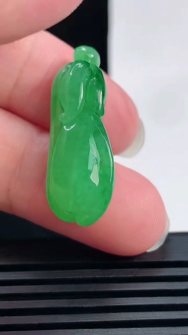天然A货翡翠佛手瓜吊坠，尺寸31.6-13-9.2 重量:6.00g
6月18日