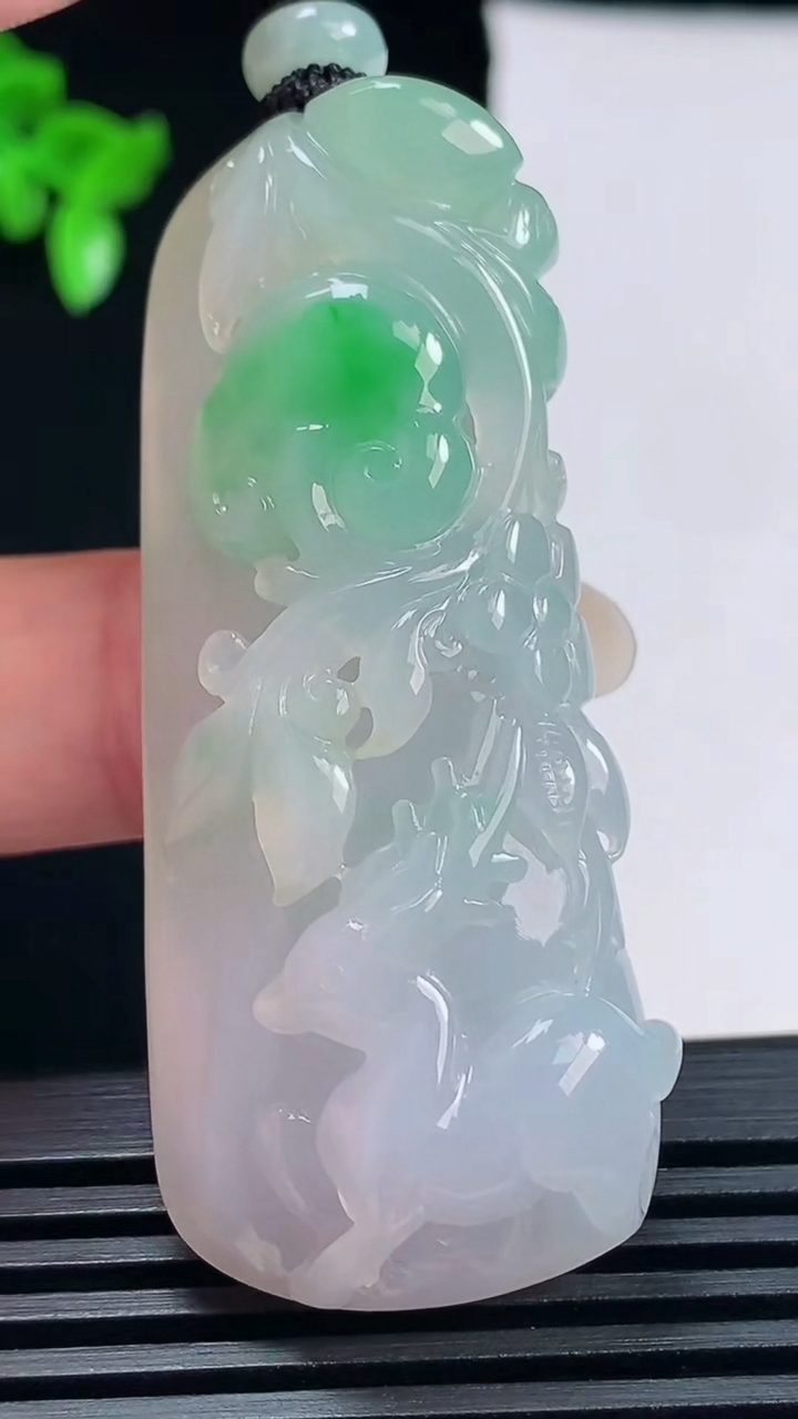 天然A货翡翠一路发 鹿牌吊坠，尺寸5724-12.6 重量:34.21g
6月18日