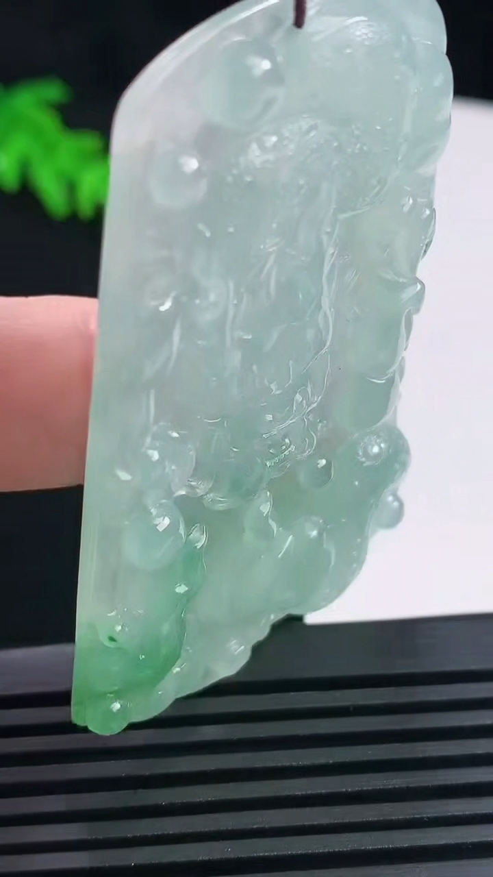 天然A货翡翠龙牌吊坠，尺寸60.6-38-5.8 重量:24.39g
6月18日