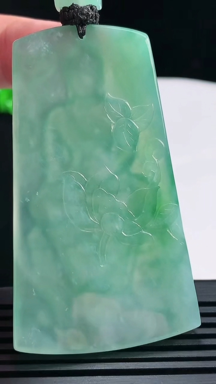 天然A货翡翠大日如来佛吊坠，尺寸66-39-5.2 重量:35.29g
6月18日