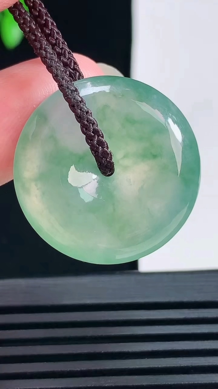 天然A货翡翠平安扣吊坠，尺寸25-6 重量:7.57g
6月18日