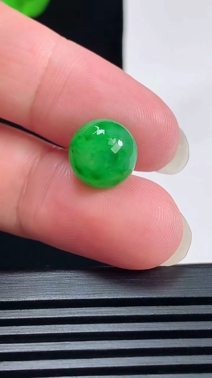 天然A货翡翠圆珠镶嵌件，尺寸11 重量:2.51g6月18日
工厂直销收藏佳品,种好水足，色泽均匀，有种有色，上手高大气！