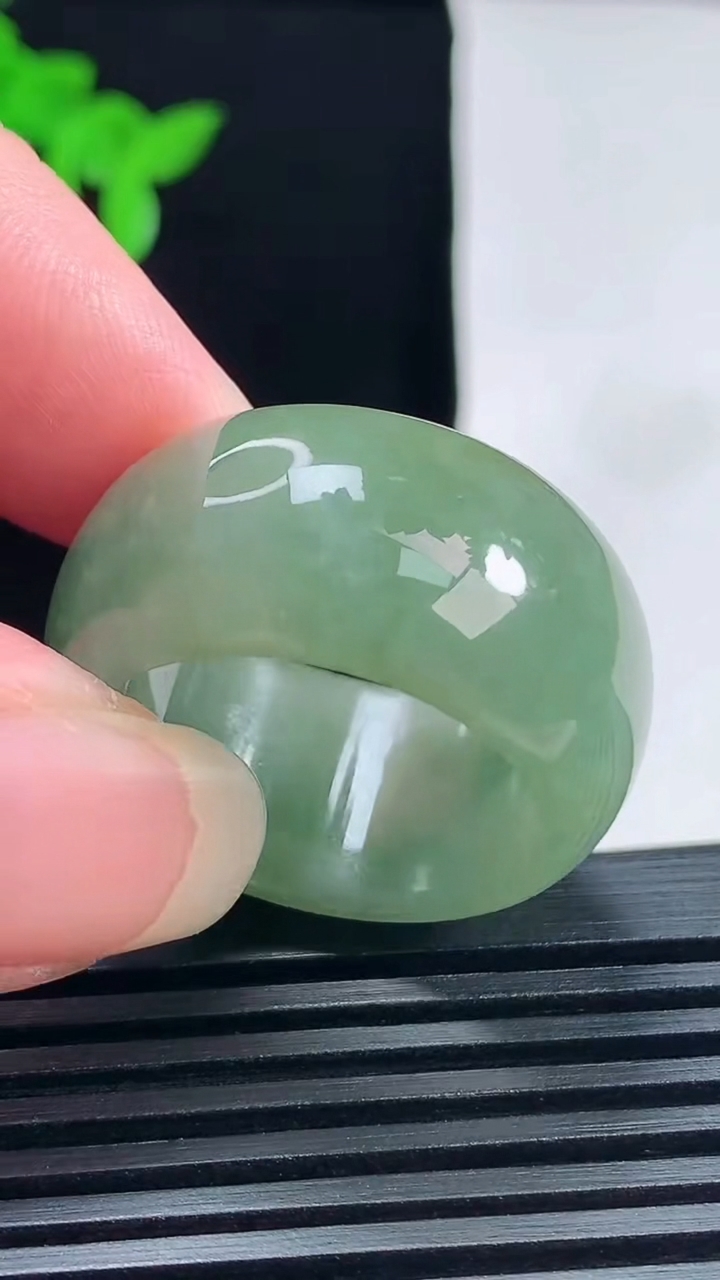 天然A货翡翠素面玉扳指 戒指，尺寸21.5-14-4.2 重量:13.15g2026年6月18日
工厂直销收藏佳品,种好水足，色泽均匀，有种有色，上手高大气！