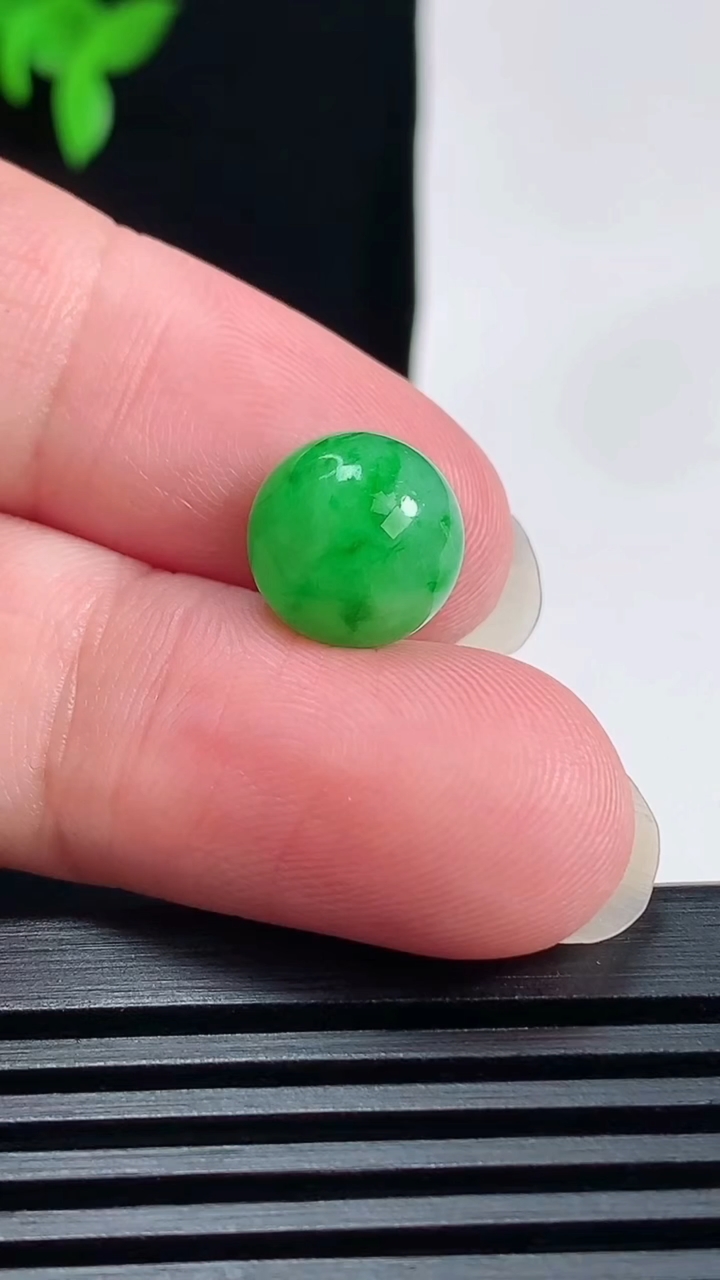 天然A货翡翠圆珠镶嵌件，尺寸10.5 重量:2.06g6月18日
工厂直销收藏佳品,种好水足，色泽均匀，有种有色，上手高大气！