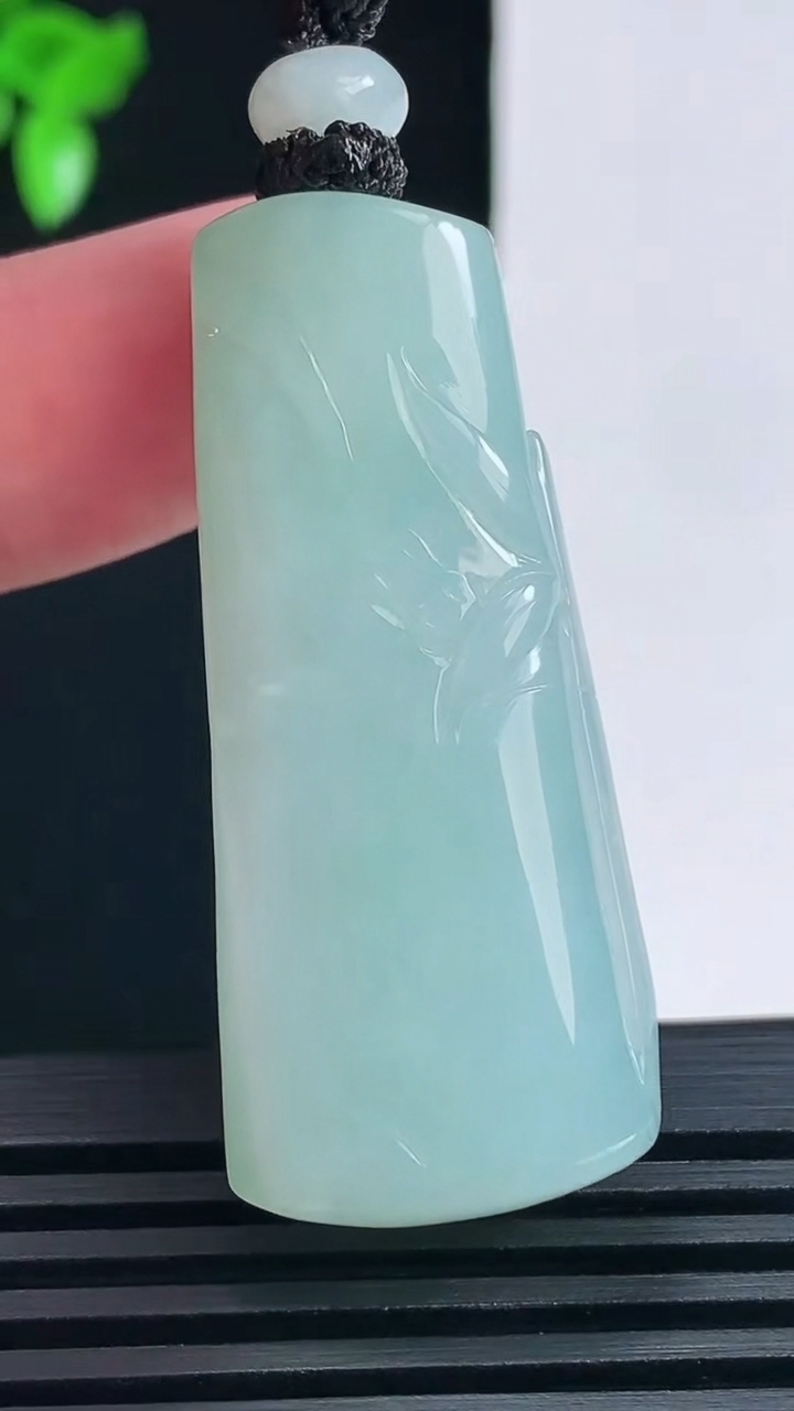 天然A货翡翠节节高升 竹节吊坠，尺寸45-19-12 重量:21.61g
6月18日