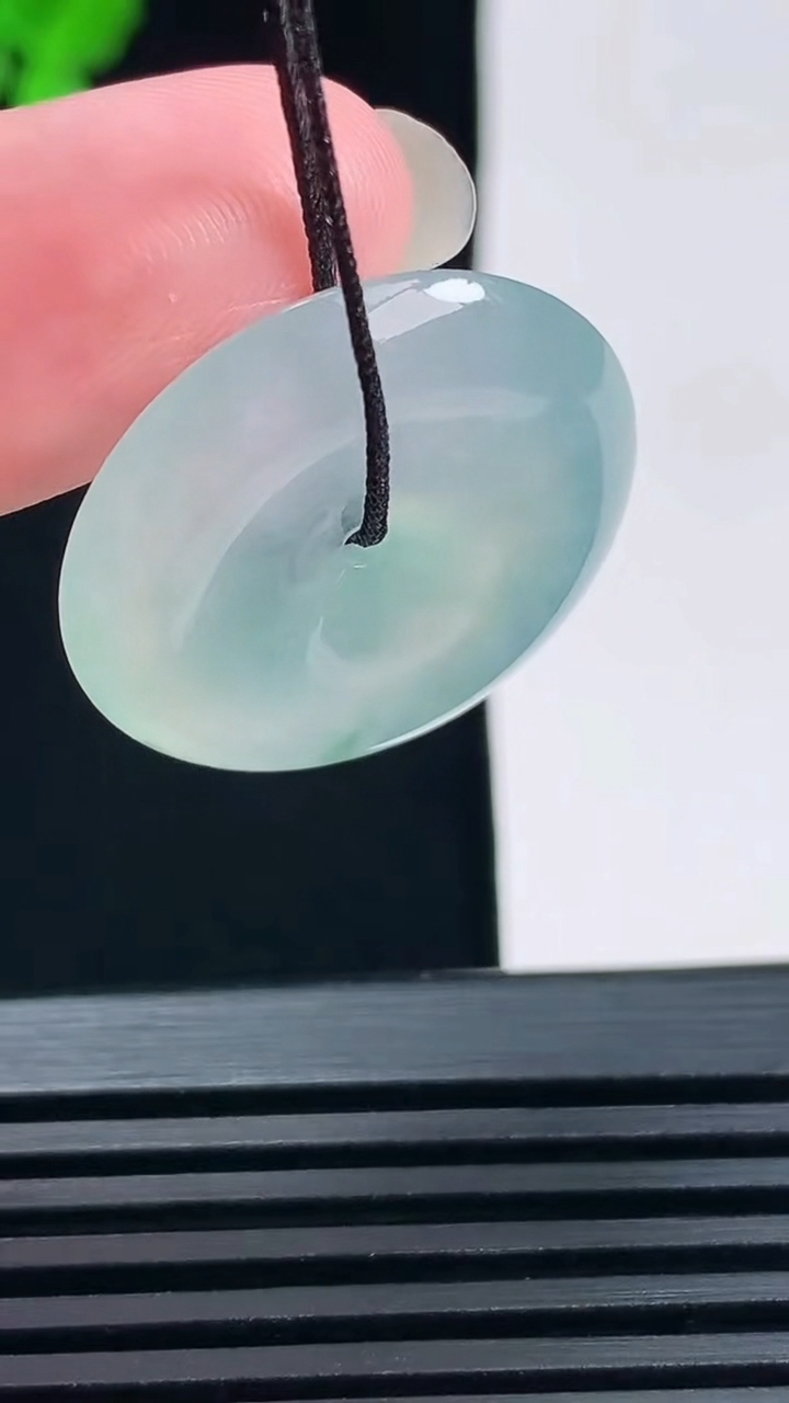 天然A货翡翠平安扣吊坠，尺寸25-5.6 重量:7.00g
6月18日