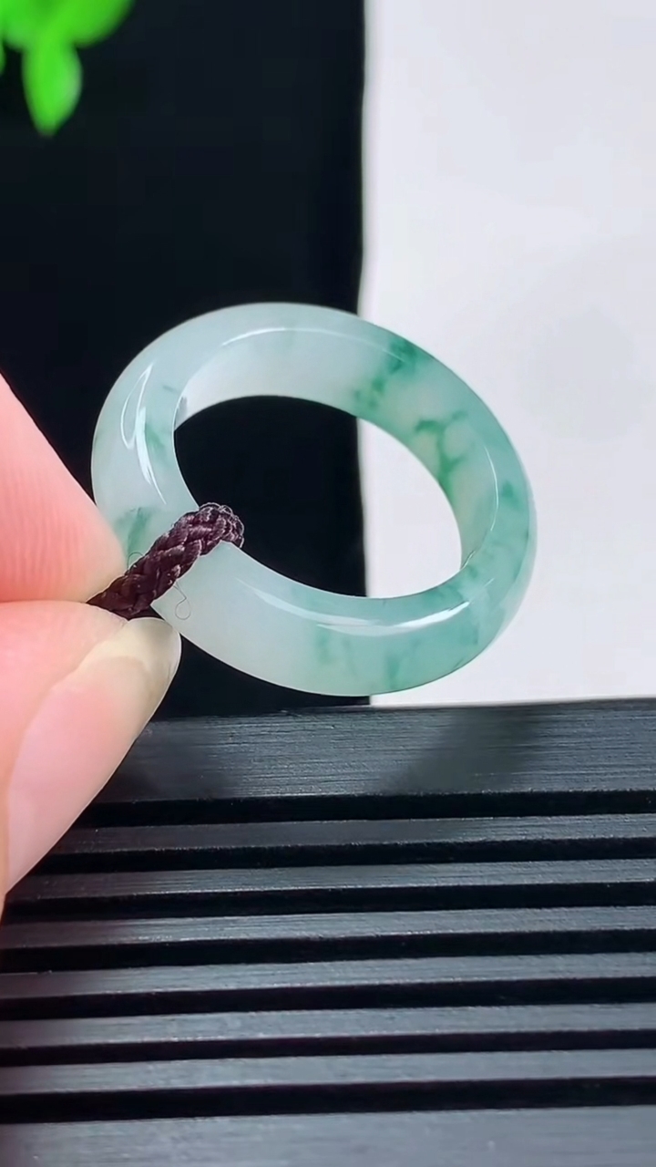 天然A货翡翠冰种飘花玉指环 戒指，尺寸18-5.6-3.5 重量:4.00g2026年6月18日
工厂直销收藏佳品,种好水足，色泽均匀，有种有色，上手高大气！
