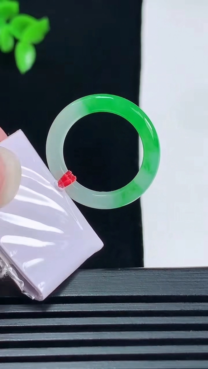 天然A货翡翠玉指环 戒指，尺寸16-3-3 重量:3.27g2026年6月18日
工厂直销收藏佳品,种好水足，色泽均匀，有种有色，上手高大气！