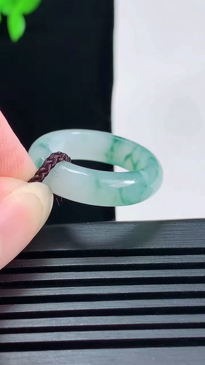 天然A货翡翠冰种飘花玉指环 戒指，尺寸18-5.6-3.5 重量:4.00g2026年6月18日
工厂直销收藏佳品,种好水足，色泽均匀，有种有色，上手高大气！