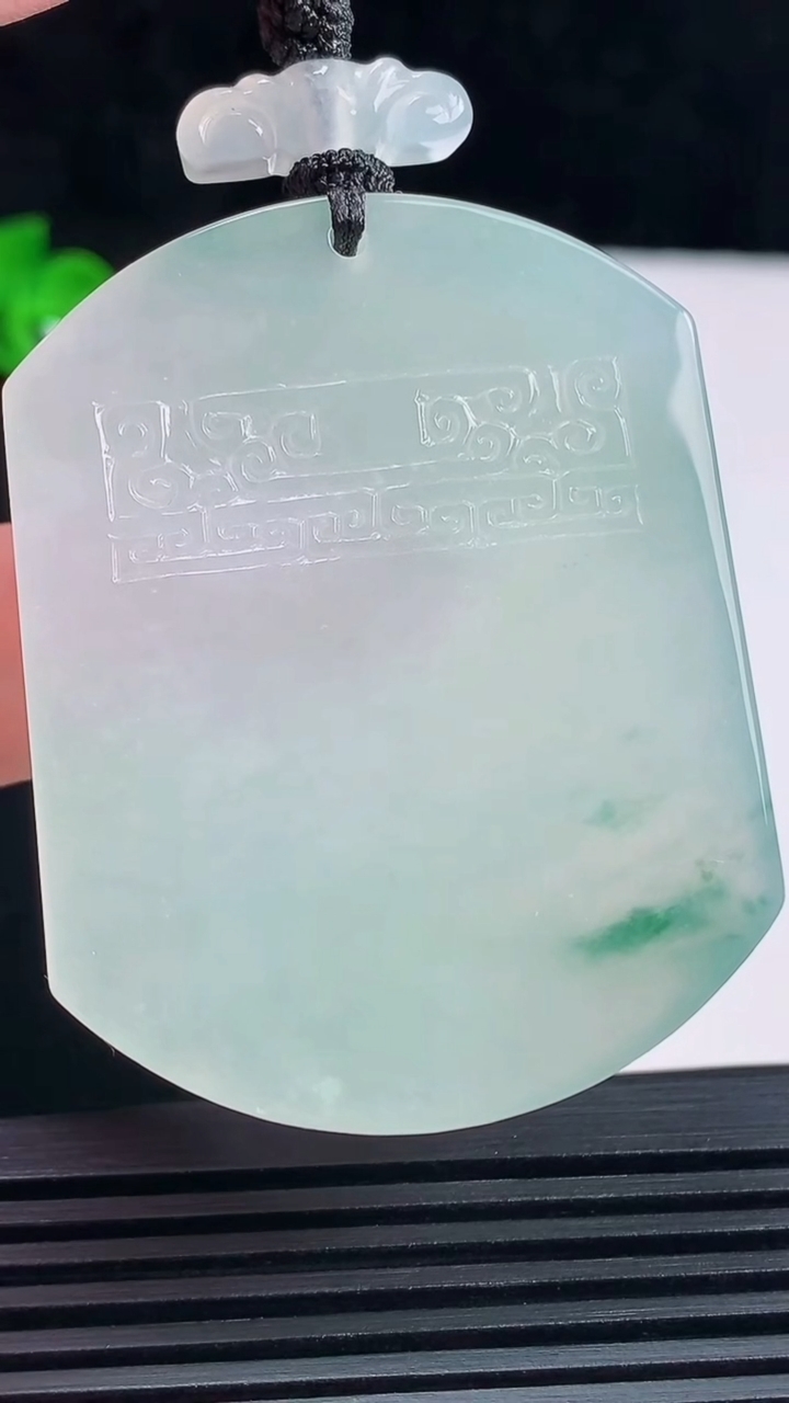 天然A货翡翠种飘花仿古无事牌吊坠，尺寸52.6-42-6.2 重量:45.63g
6月18日