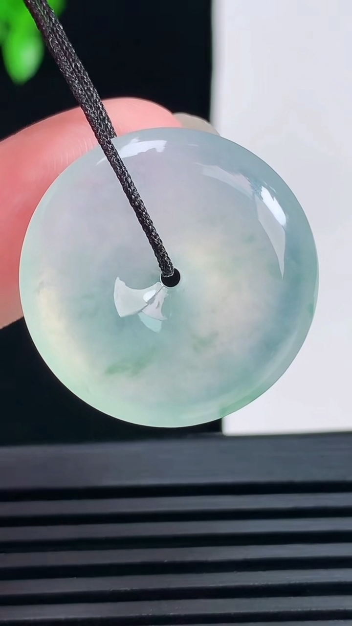 天然A货翡翠平安扣吊坠，尺寸25-5.6 重量:7.00g
6月18日