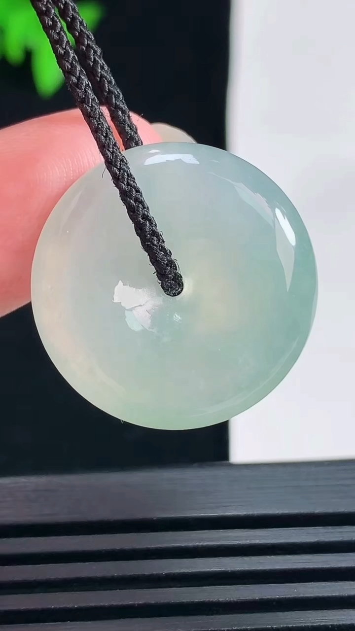 天然A货翡翠平安扣吊坠，尺寸23-5.2 重量:5.82g
6月18日