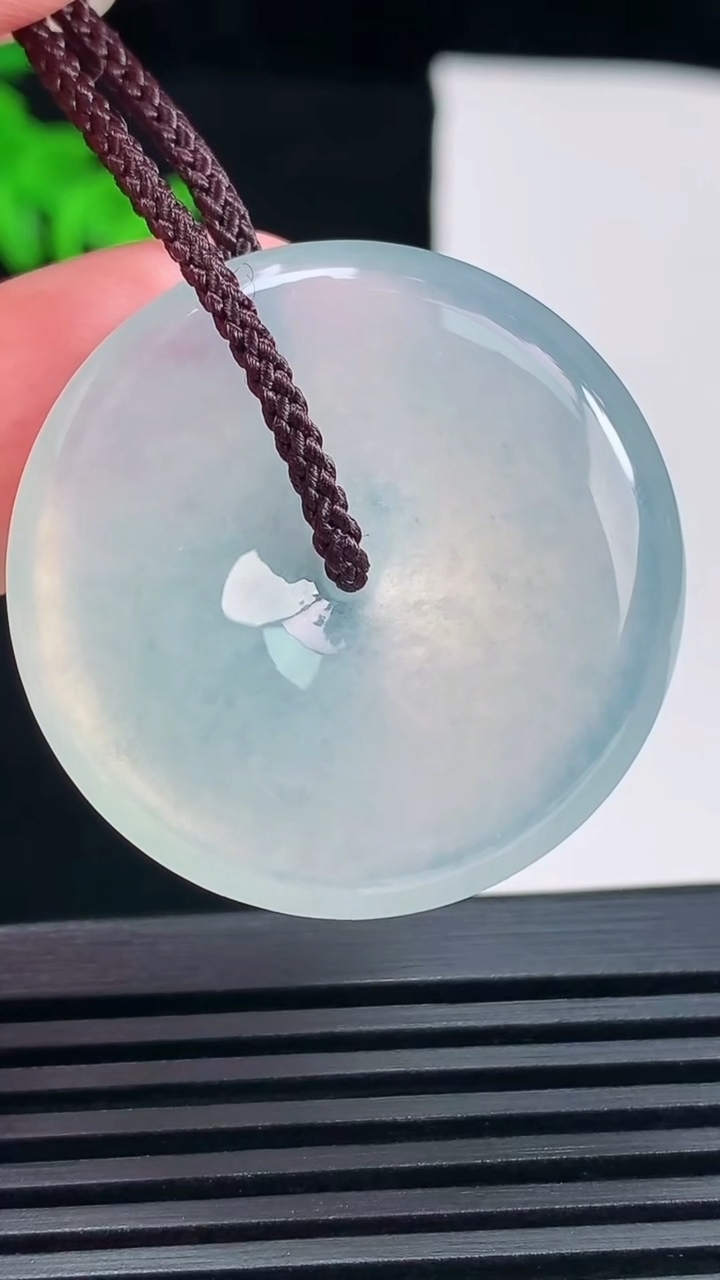 天然A货翡翠平安扣吊坠，尺寸33-5.6 重量:13.14g
6月18日