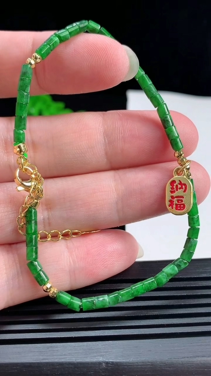 天然A货翡翠路路通手链，尺寸3.5-3 重量:5.06g
6月18日