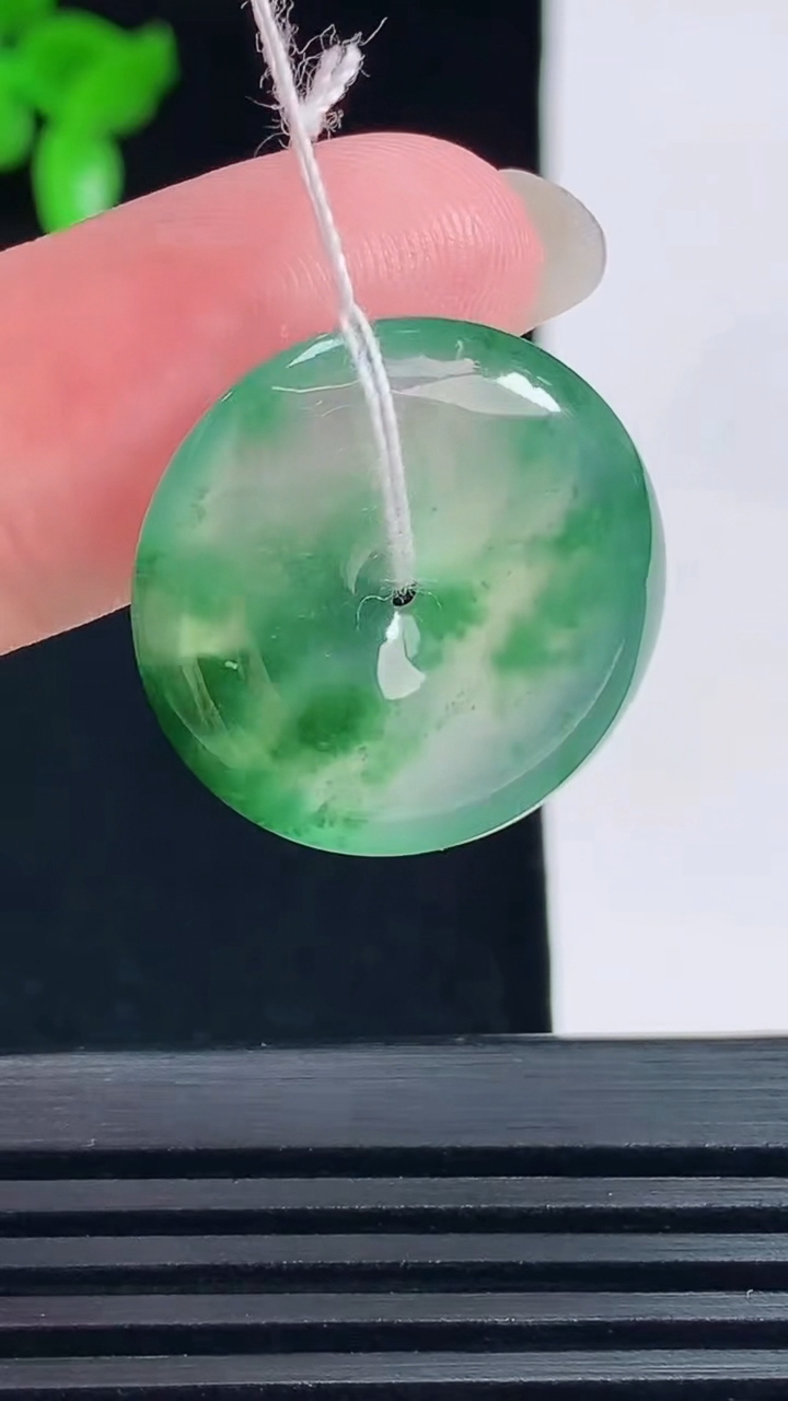 天然A货翡翠平安扣吊坠，尺寸21-5 重量:4.67g
6月18日