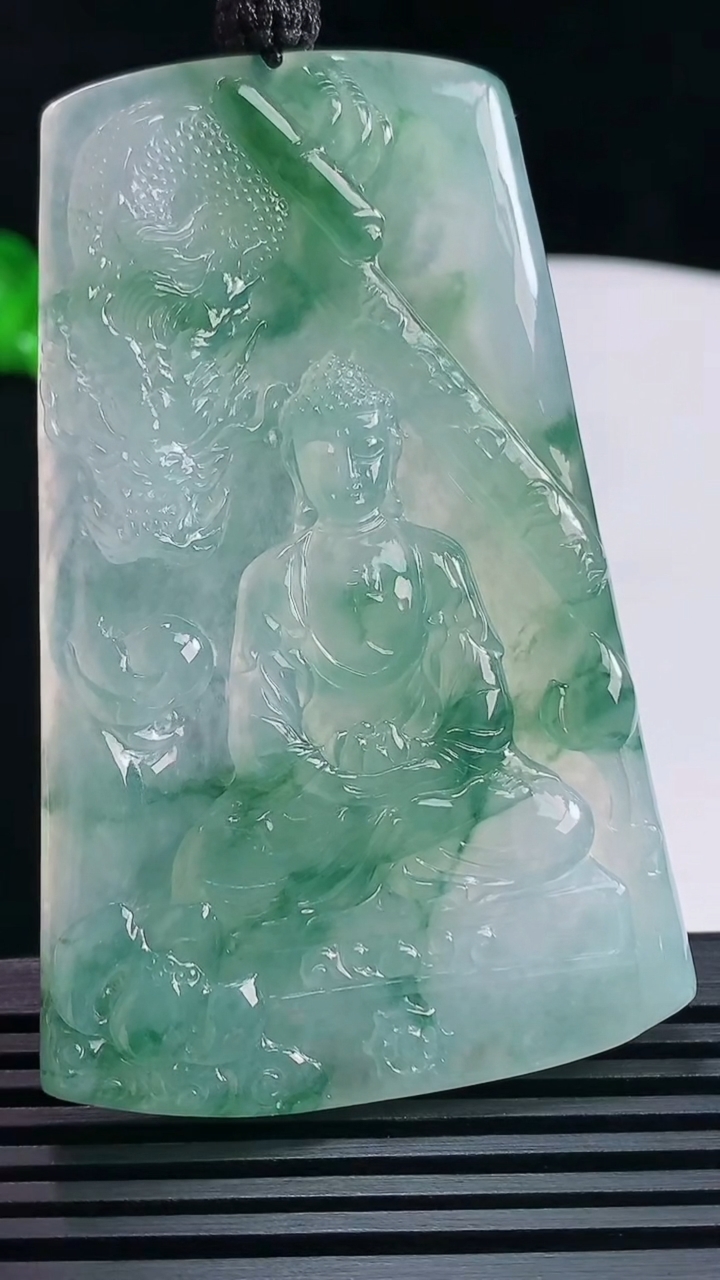 天然A货翡翠种飘花祥龙大日如来佛吊坠，尺寸68-43-5.5 重量:38.08g
6月18日