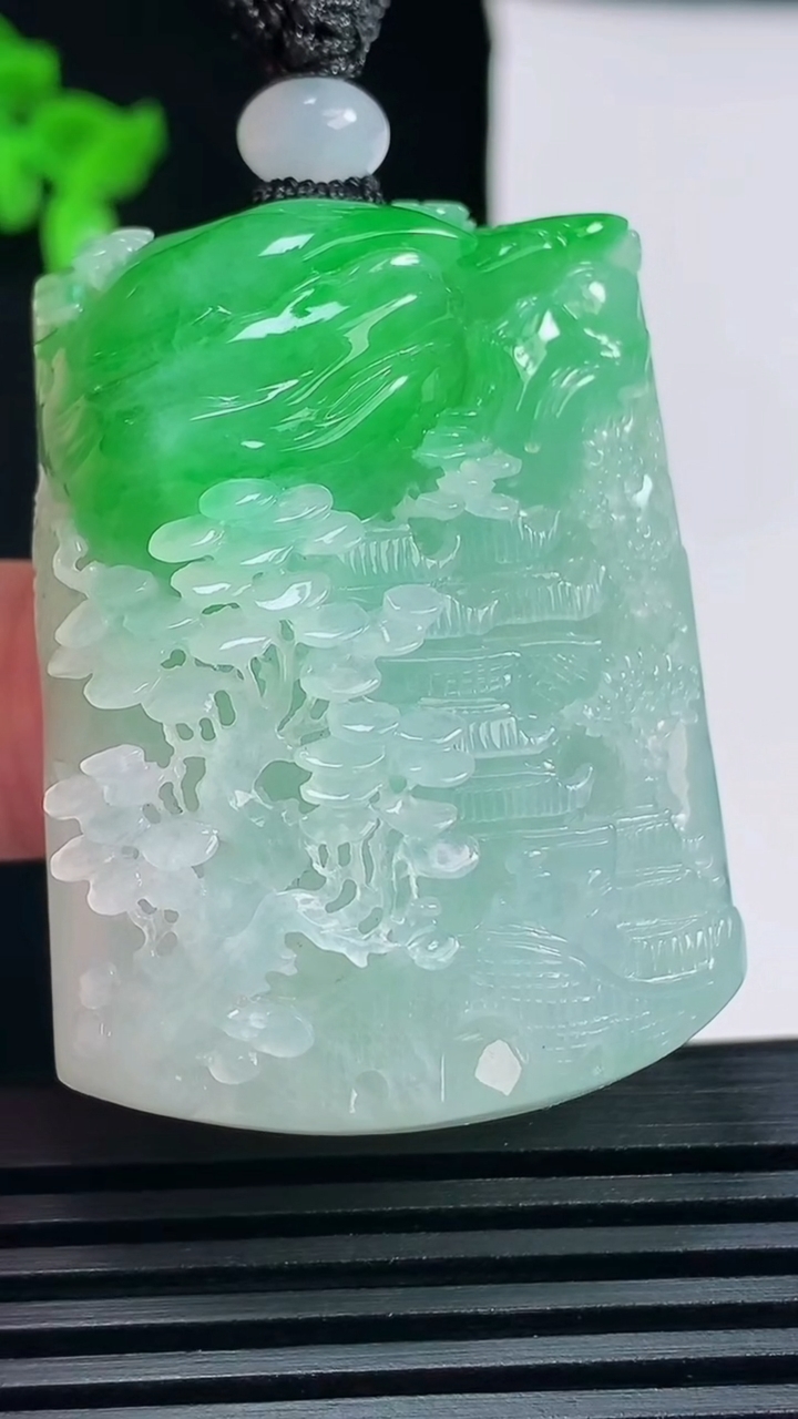 天然A货翡翠山水牌吊坠，尺寸44.6-33-16.8 重量:46.03g
6月18日