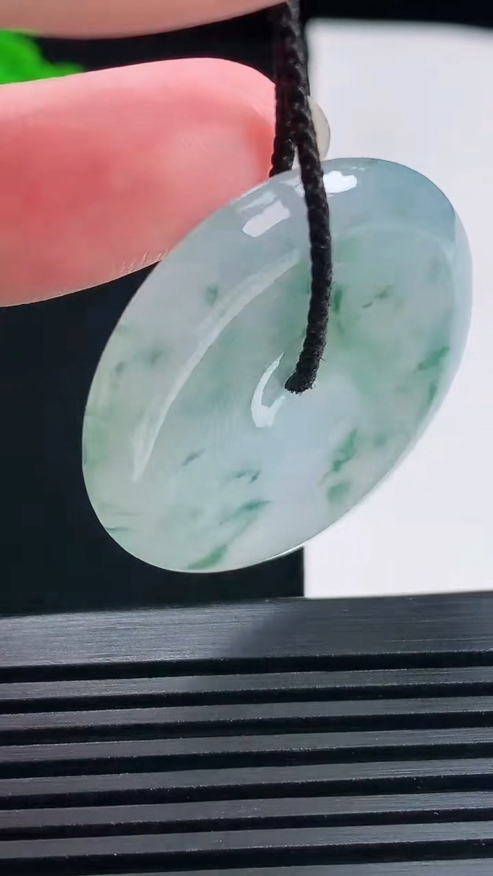 天然A货翡翠冰种飘花平安扣吊坠，尺寸36-5.8 重量:16.44g
6月18日