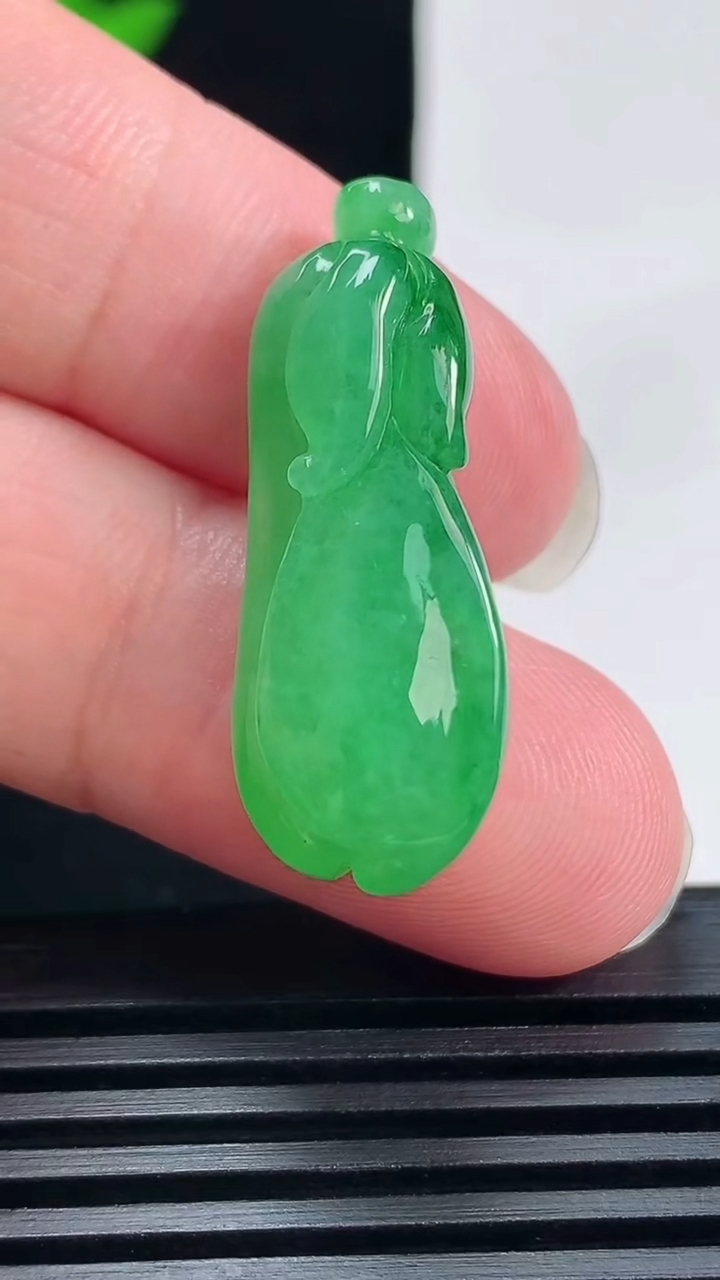 天然A货翡翠佛手瓜吊坠，尺寸31.6-13-9.2 重量:6.00g
6月18日