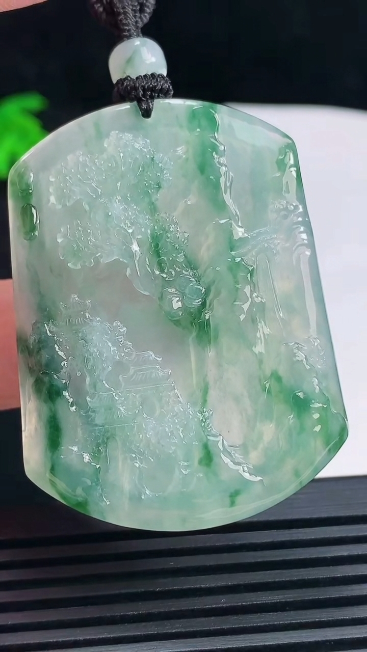 天然A货翡翠种飘花山水牌吊坠，尺寸48-36-5.5 重量:24.23g
6月18日