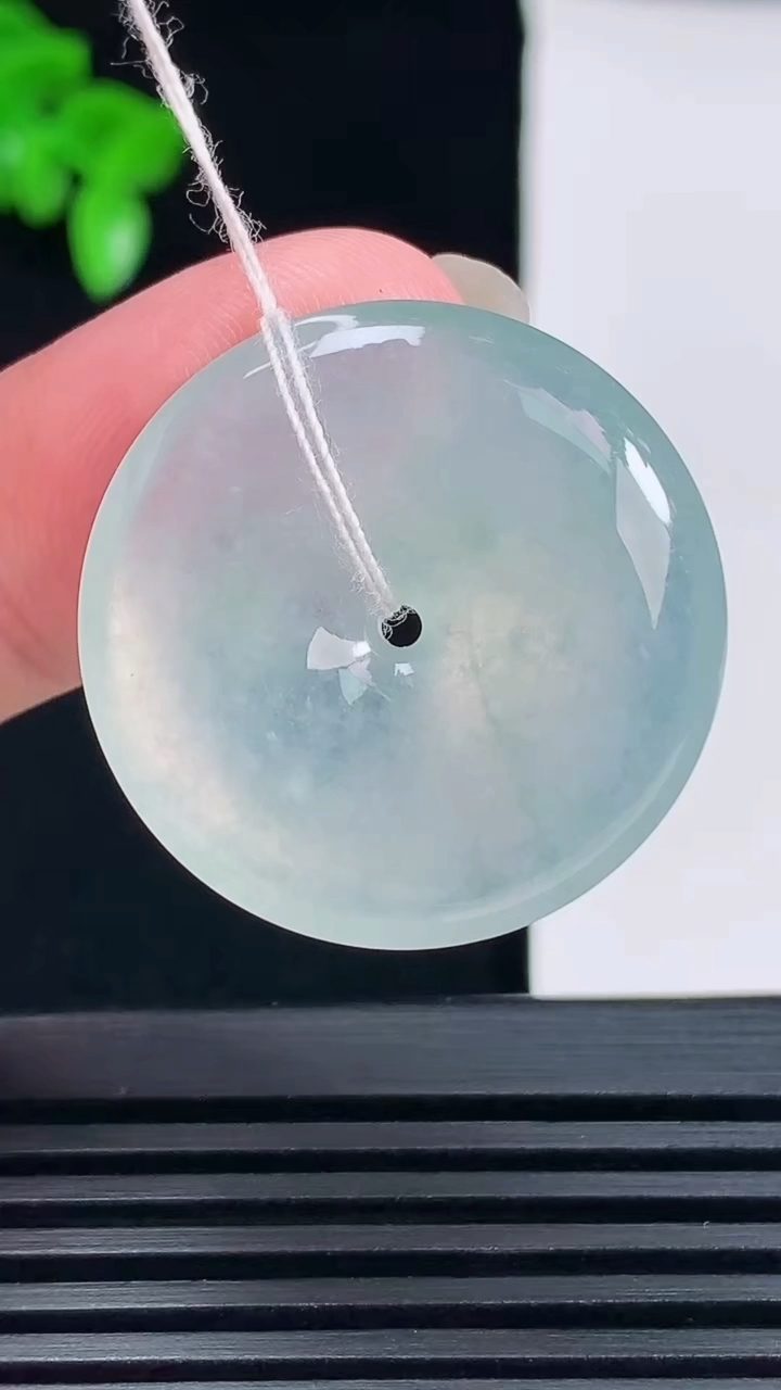 天然A货翡翠平安扣吊坠，尺寸28-5.6 重量:8.76g
6月18日