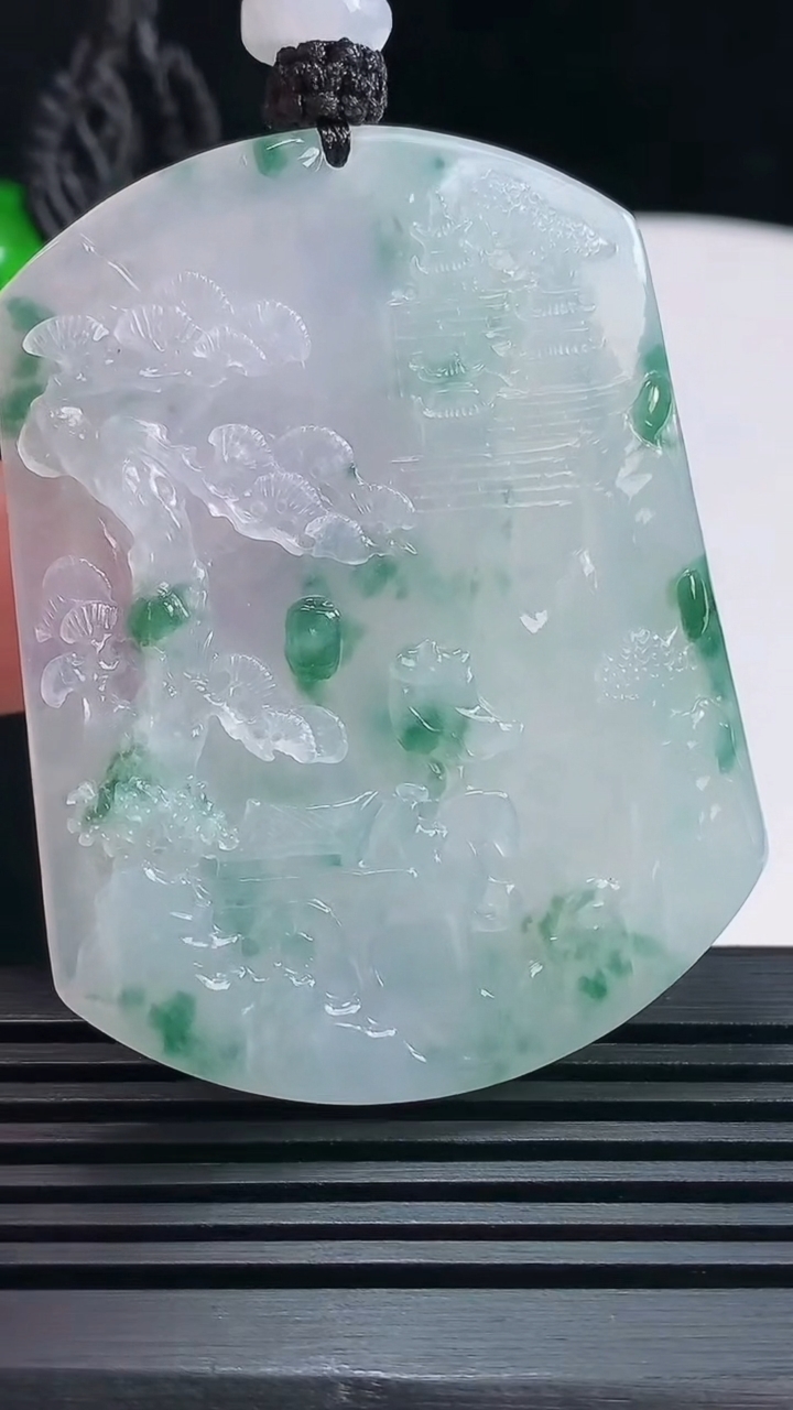 天然A货翡翠种飘花山水牌吊坠，尺寸55.6-43-5 重量:35.04g
6月18日