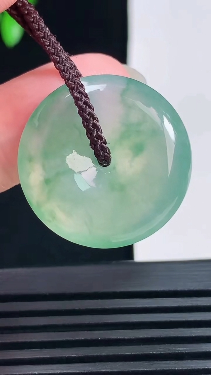 天然A货翡翠平安扣吊坠，尺寸25-6 重量:7.57g
6月18日