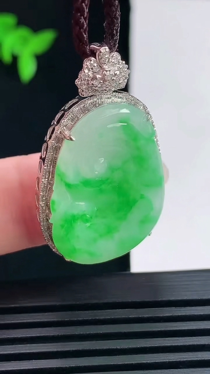 天然A货翡翠如意吊坠，尺寸37-21.6-6.8，裸石28-19.5 重量:5.10g
6月18日