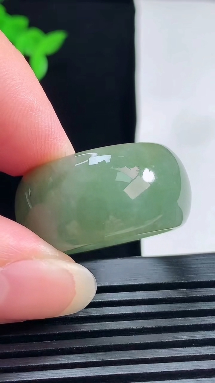 天然A货翡翠素面玉扳指 戒指，尺寸21.5-14-4.2 重量:13.15g2026年6月18日
工厂直销收藏佳品,种好水足，色泽均匀，有种有色，上手高大气！