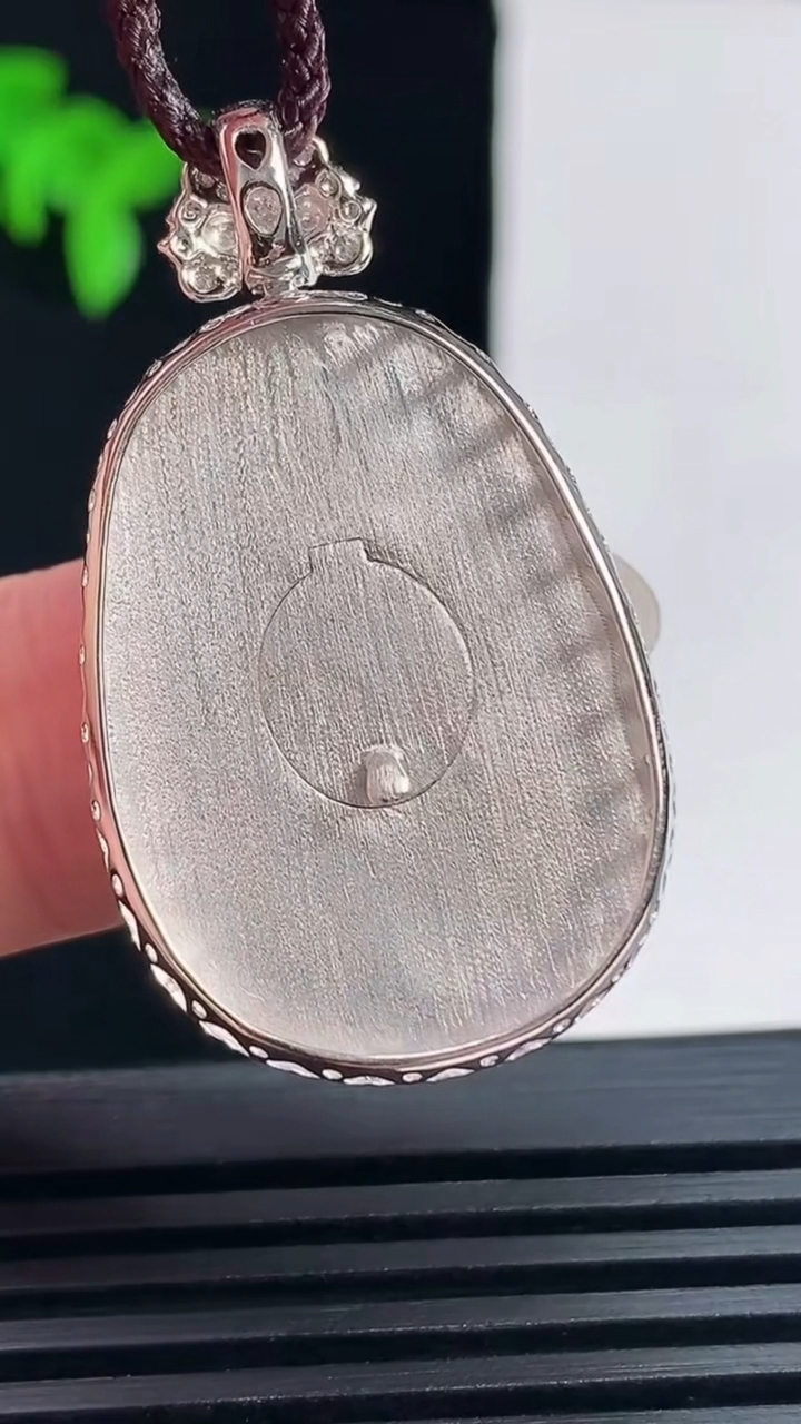 天然A货翡翠如意吊坠，尺寸37-21.6-6.8，裸石28-19.5 重量:5.10g
6月18日