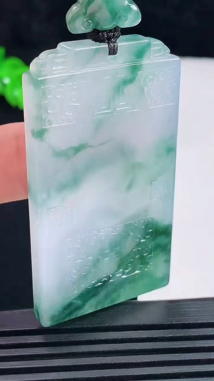 天然A货翡翠种飘花仿古无事牌吊坠，尺寸56-31-5.5 重量:35.14g
6月18日