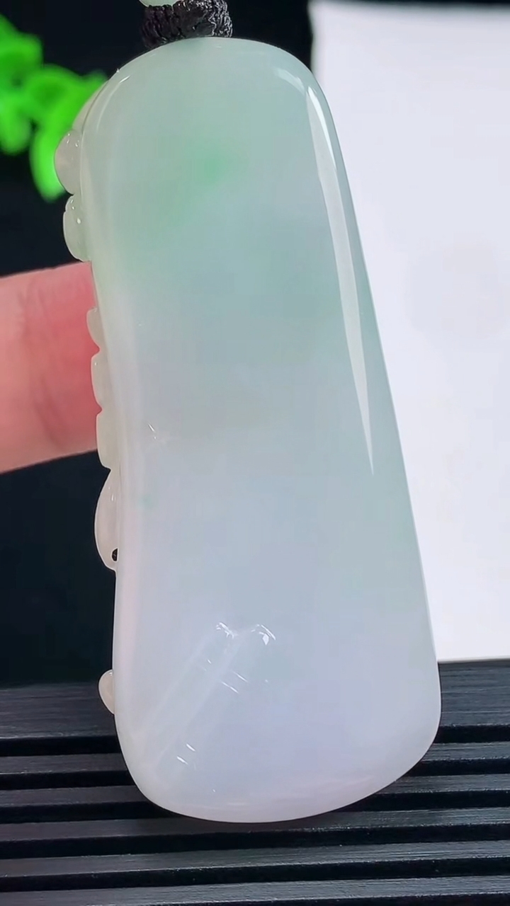 天然A货翡翠一路发 鹿牌吊坠，尺寸5724-12.6 重量:34.21g
6月18日