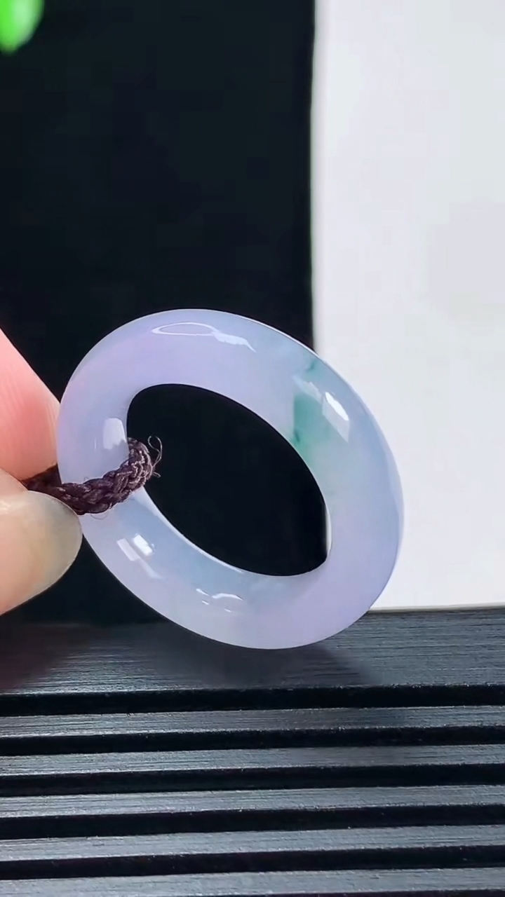 天然A货翡翠种紫罗兰 飘花玉指环 戒指，尺寸16.5-5.2-3.6 重量:3.84g2026年6月18日
工厂直销收藏佳品,种好水足，色泽均匀，有种有色，上手高大气！