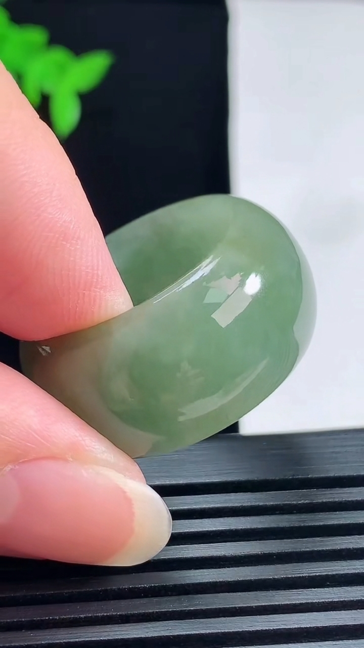 天然A货翡翠素面玉扳指 戒指，尺寸21.5-14-4.2 重量:13.15g2026年6月18日
工厂直销收藏佳品,种好水足，色泽均匀，有种有色，上手高大气！