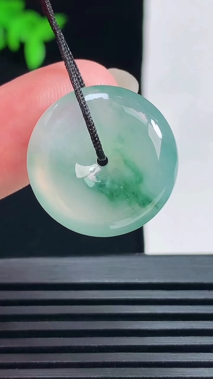 天然A货翡翠冰种飘花平安扣吊坠，尺寸20.5-6 重量:5.00g
6月18日