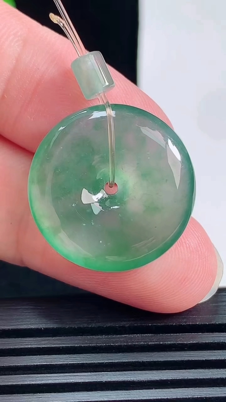 天然A货翡翠平安扣吊坠，尺寸22.5-5 重量:5.71g
6月18日