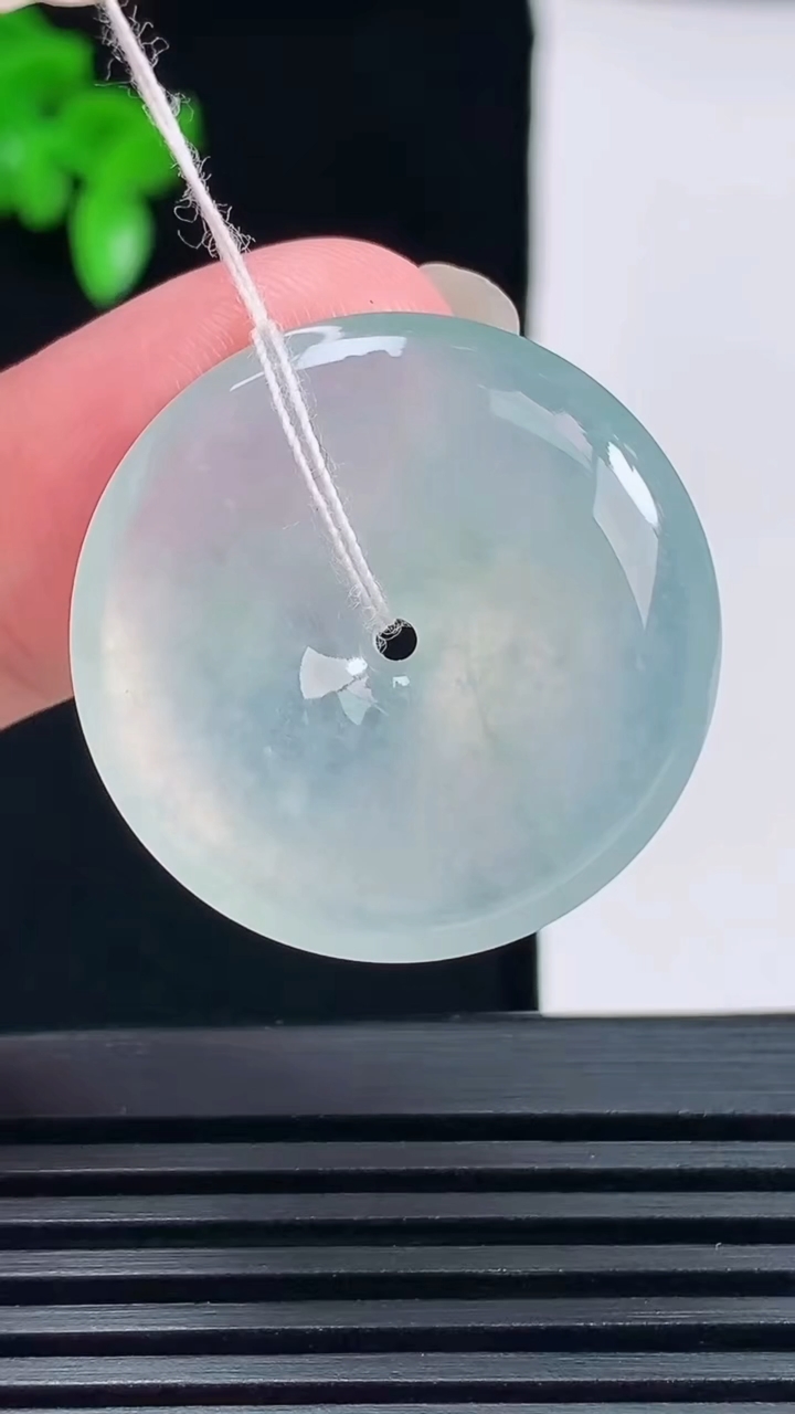 天然A货翡翠平安扣吊坠，尺寸28-5.6 重量:8.76g
6月18日