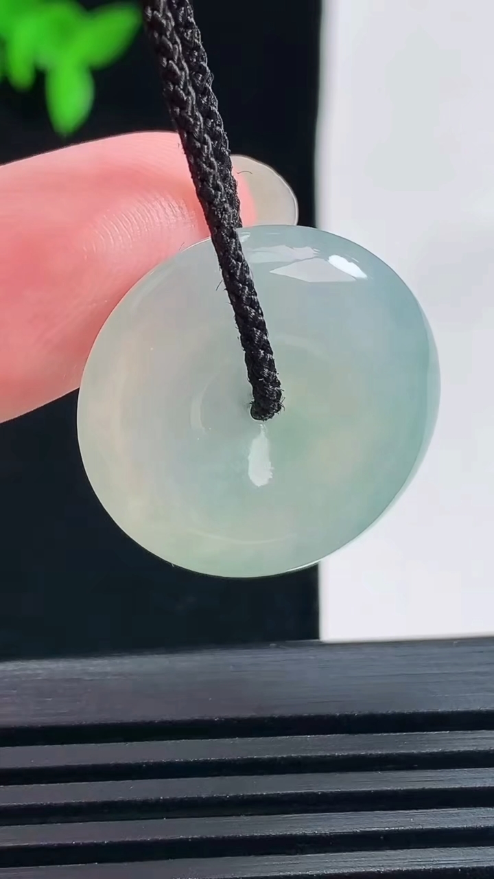 天然A货翡翠平安扣吊坠，尺寸23-5.2 重量:5.82g
6月18日