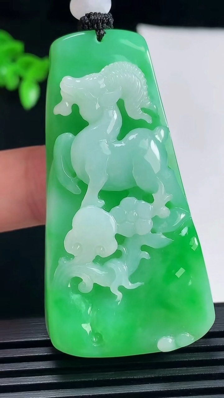 天然A货翡翠生肖羊牌吊坠，尺寸56.6-30-11 重量:42.66g
6月18日