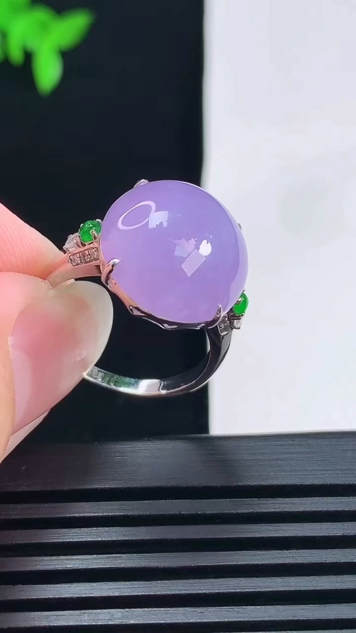 天然A货翡翠种紫罗兰蛋面戒指，尺寸18-16.5-14.5-9 重量:5.68g2026年6月18日
工厂直销收藏佳品,种好水足，色泽均匀，有种有色，上手高大气！